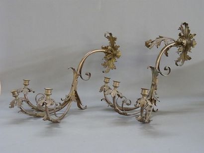 Suite de quatre appliques en bronze patiné...