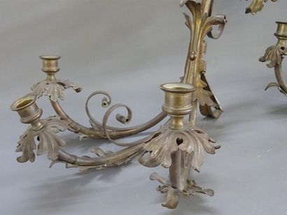 Suite de quatre appliques en bronze patiné...