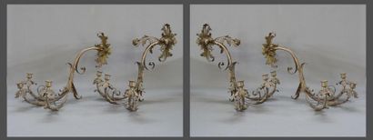 Suite de quatre appliques en bronze patiné...