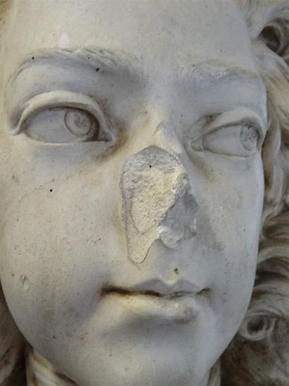Louis XV enfant, buste en plâtre, sur colonne...