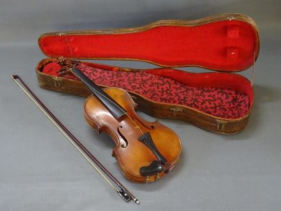 Violon, archet et étui de transport. 
Le...