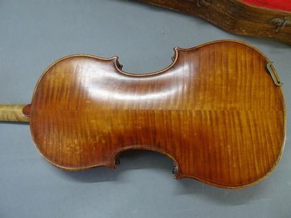 Violon, archet et étui de transport. 
Le...