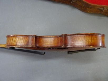Violon, archet et étui de transport. 
Le...