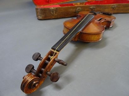 Violon, archet et étui de transport. 
Le...