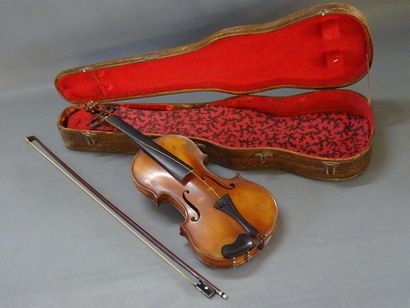 Violon, archet et étui de transport. 
Le...