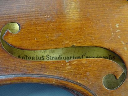 Violon, archet et étui de transport. 
Le...