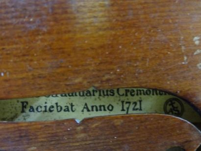 Violon, archet et étui de transport. 
Le...