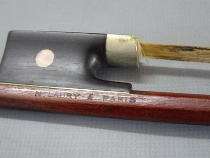 Violon, archet et étui de transport. 
Le...