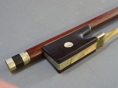 Violon, archet et étui de transport. 
Le...