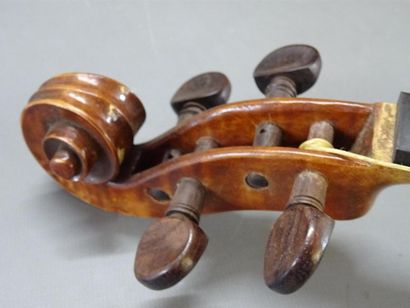 Violon, archet et étui de transport. 
Le...