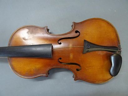 Violon, archet et étui de transport. 
Le...