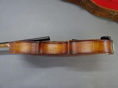 Violon, archet et étui de transport. 
Le...