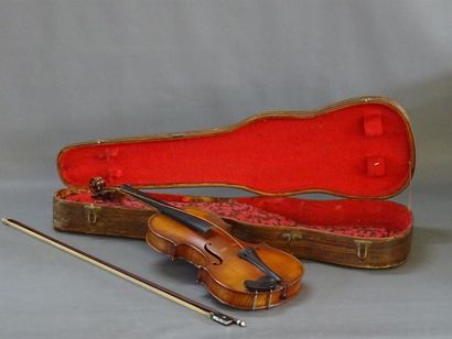 Violon, archet et étui de transport. 
Le...