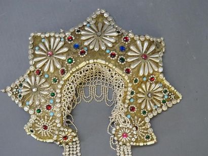 Coiffe Russe kokochnik
Coiffure traditionnelle...