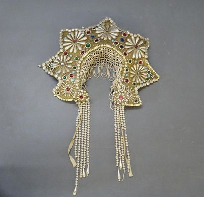 Coiffe Russe kokochnik
Coiffure traditionnelle...