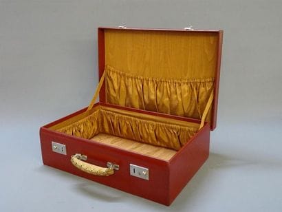 Valise en cuir rouge avec protection en tissus
17...