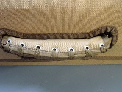 Valise en cuir rouge avec protection en tissus
17...