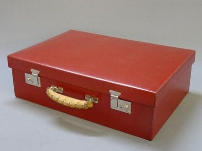 Valise en cuir rouge avec protection en tissus
17...
