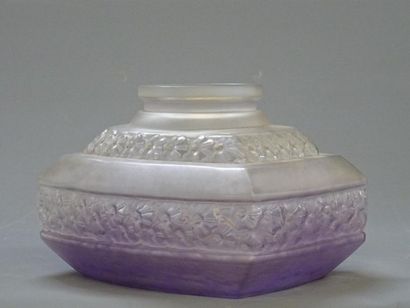 SCHNEIDER 
Vase en verre moulé mauve et blanc...
