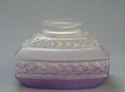 SCHNEIDER 
Vase en verre moulé mauve et blanc...