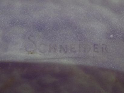 SCHNEIDER 
Vase en verre moulé mauve et blanc...