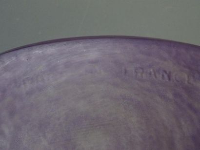 SCHNEIDER 
Vase en verre moulé mauve et blanc...