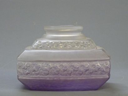 SCHNEIDER 
Vase en verre moulé mauve et blanc...