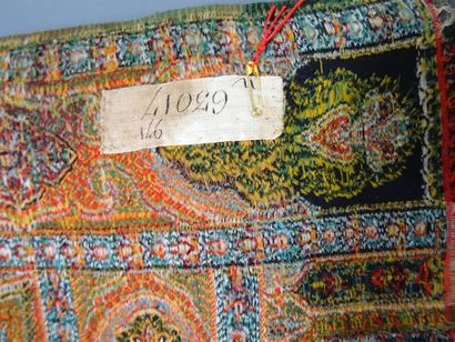 Beau cachemire tissé fin XIX°
326 x 161 cm
Trous...