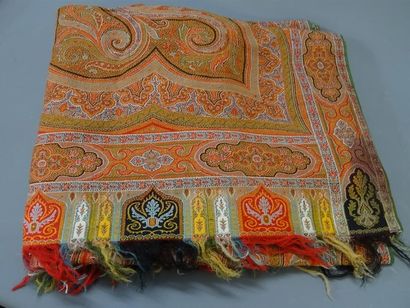Beau cachemire tissé fin XIX°
326 x 161 cm
Trous...