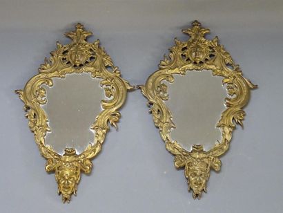 Paire de miroirs en bronze patiné
51 x 31...