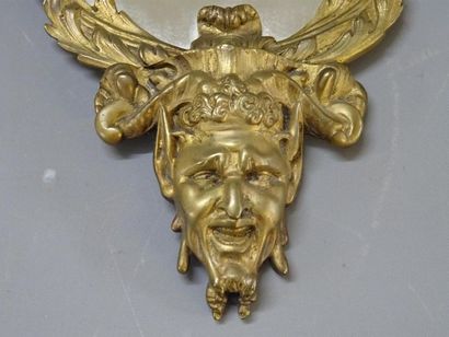 Paire de miroirs en bronze patiné
51 x 31...