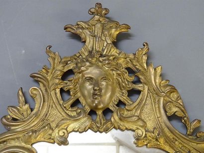 Paire de miroirs en bronze patiné
51 x 31...