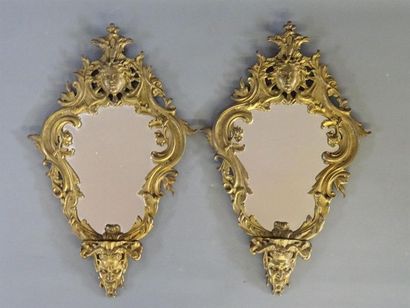 Paire de miroirs en bronze patiné
51 x 31...