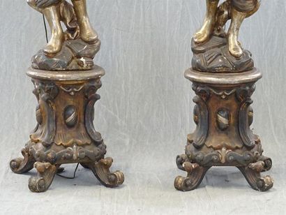 Paire de porte torchères en bois et stuc...