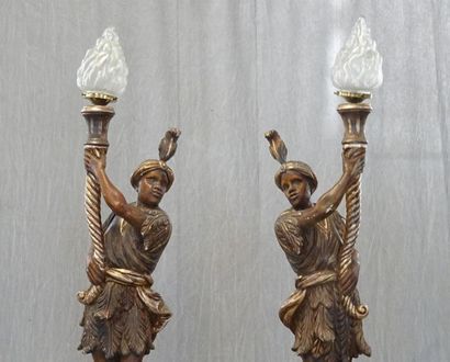 Paire de porte torchères en bois et stuc...
