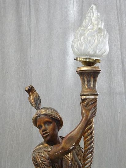 Paire de porte torchères en bois et stuc...