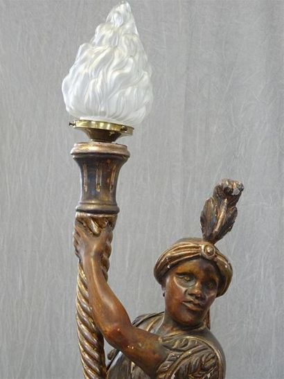 Paire de porte torchères en bois et stuc...