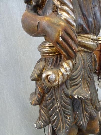 Paire de porte torchères en bois et stuc...