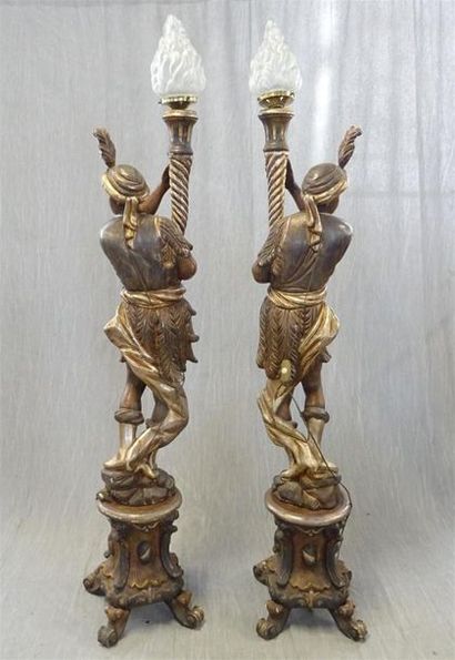 Paire de porte torchères en bois et stuc...