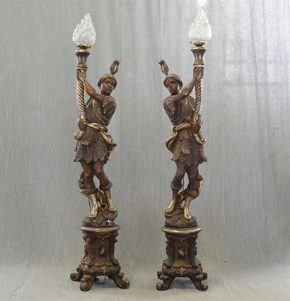 Paire de porte torchères en bois et stuc...