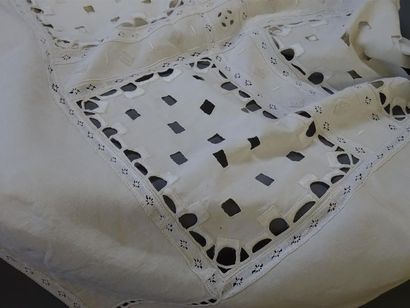 Nappe brodée type Richelieu.
180 x 250 c...