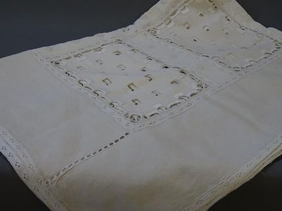 Nappe brodée type Richelieu.
180 x 250 c...