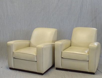 Paire de fauteuils club en cuir beige de...