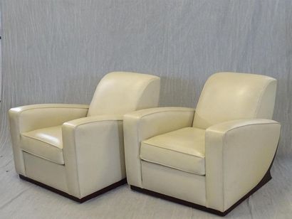Paire de fauteuils club en cuir beige de...