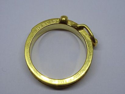 Hermes bague en métal doré figurant une ceinture....
