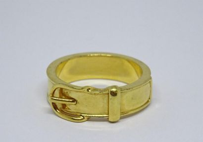 Hermes bague en métal doré figurant une ceinture....