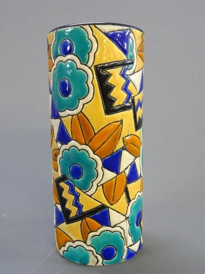 LONGWY 
Vase rouleau en faïence à émaux de...