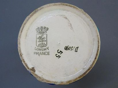 LONGWY 
Vase rouleau en faïence à émaux de...