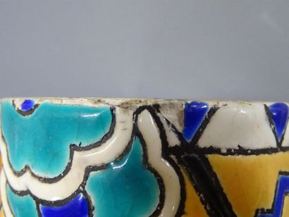 LONGWY 
Vase rouleau en faïence à émaux de...