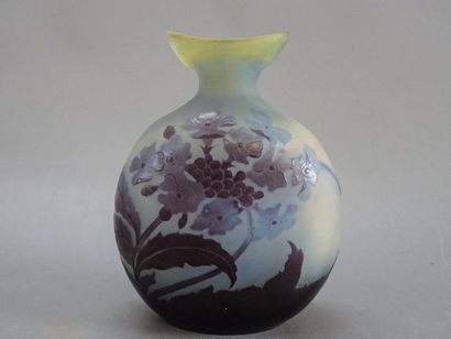 GALLÉ établissements
Vase en verre multicouches...